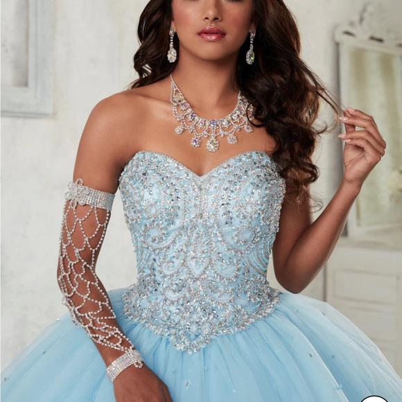 HOUSE OF WU FIESTA GOWNS Size 4 Blue Beaded Strapless Sweetheart Neckline Gown - Picture 3 of 6